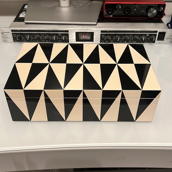 Jonathan Adler MEDIUM OP ART LACQUER BOX - Picture 4 of 17